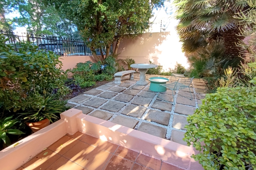 1 Bedroom Property for Sale in Sea Point Western Cape